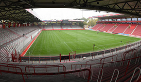 Stade A la Vieille maison forestière vu des tribunes